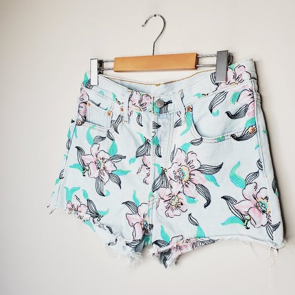 UNIQUE! LEVI'S 501 Embroidered Button Fly Cut-off Floral Denim Shorts - Picture 2 of 15
